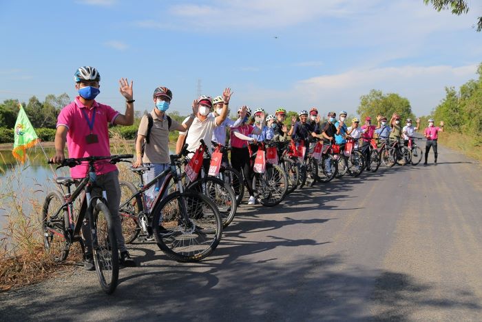 Du khách tham gian Tour Du lịch Củ Chi – Trải nghiệm tour xe đạp Ngày bình yên trên vùng Đất Thép